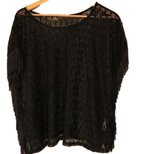 𝅺WOMEN’S black crochet top with fringes along the sides. Size large.